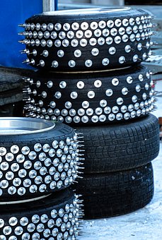 スタッドレスタイヤの2本だけ装着 前輪後輪違う銘柄危険 動画あり なるほどバンク 趣味ペット